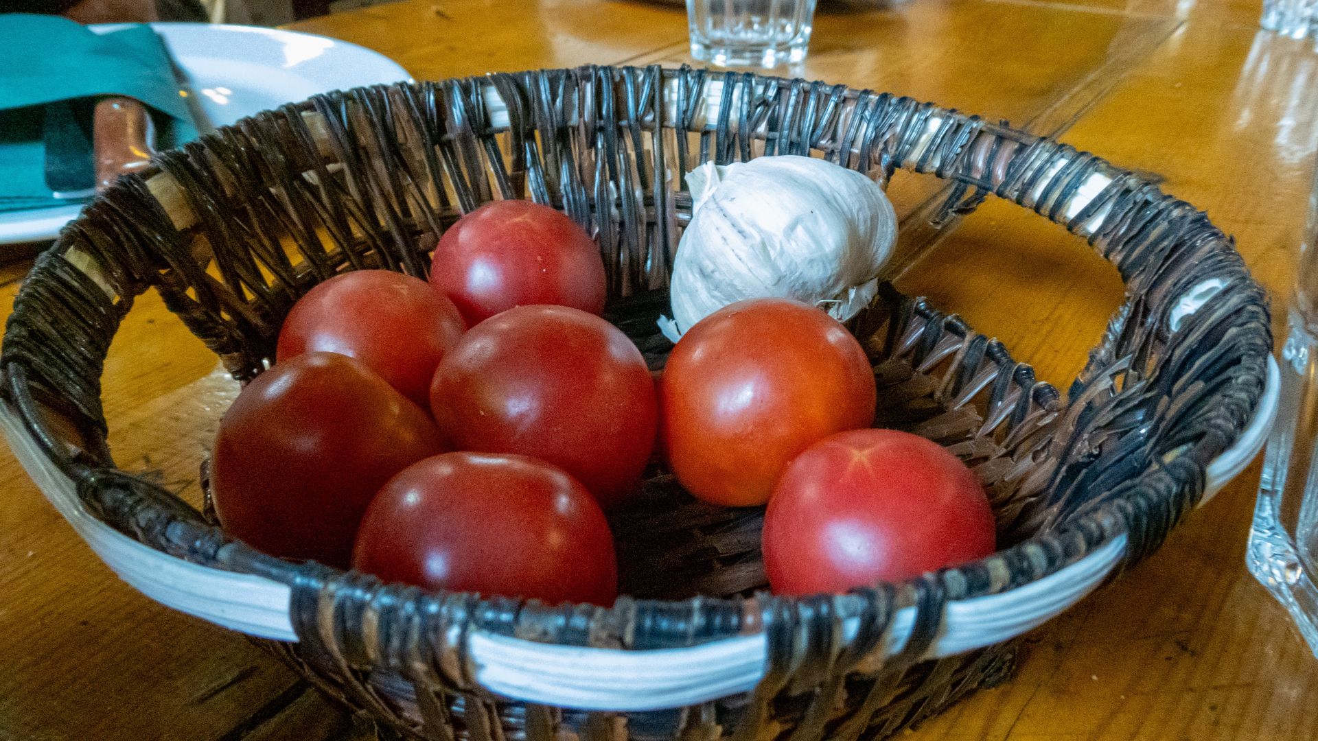 La Esencia de la Mesa Catalana: El Ritual del Pan con Tomate