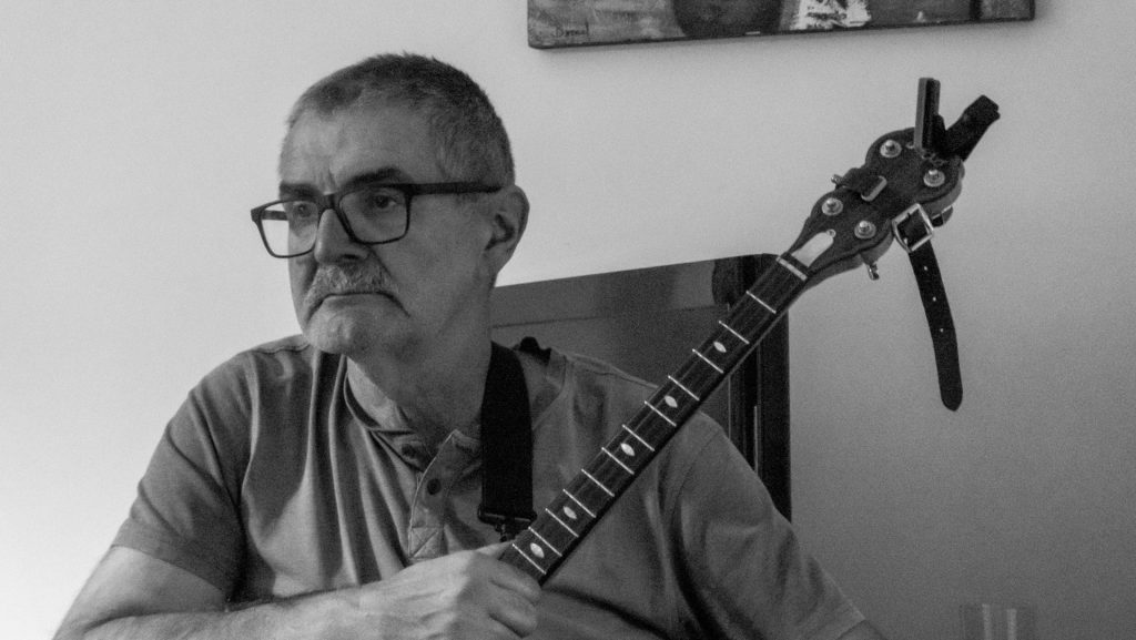 Banjista concentrado antes de tocar