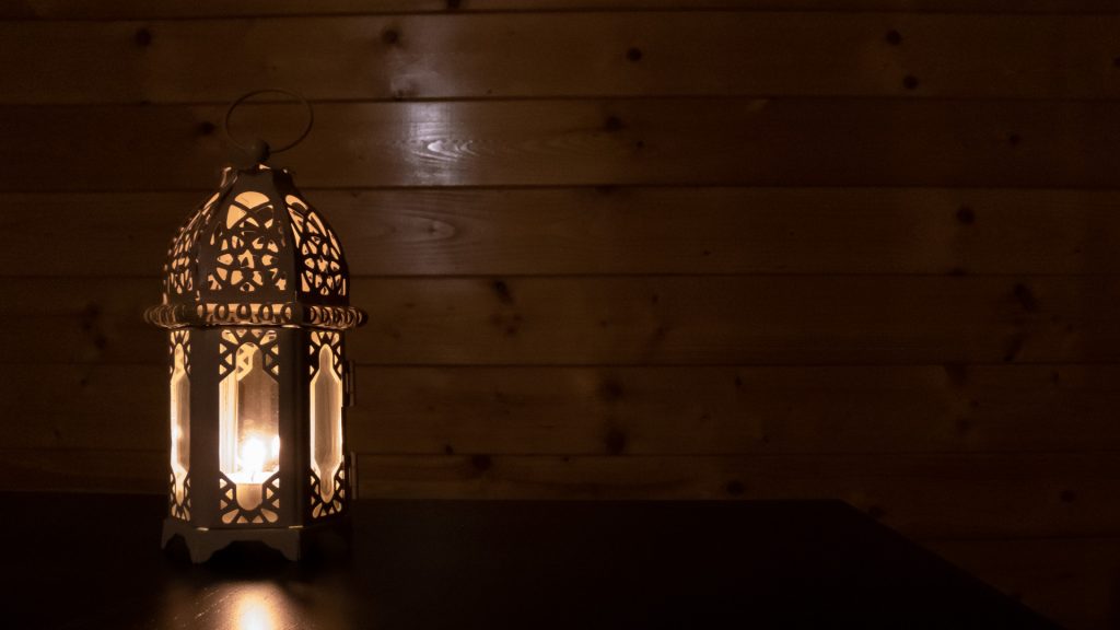 El Guardián de la Noche: Luz en la Celosía El Guardián de la Noche: Luz en la Celosía