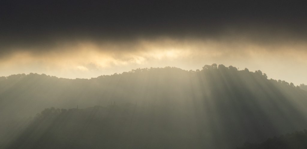 Rayos de Esperanza al Amanecer Rayos de Esperanza al Amanecer
