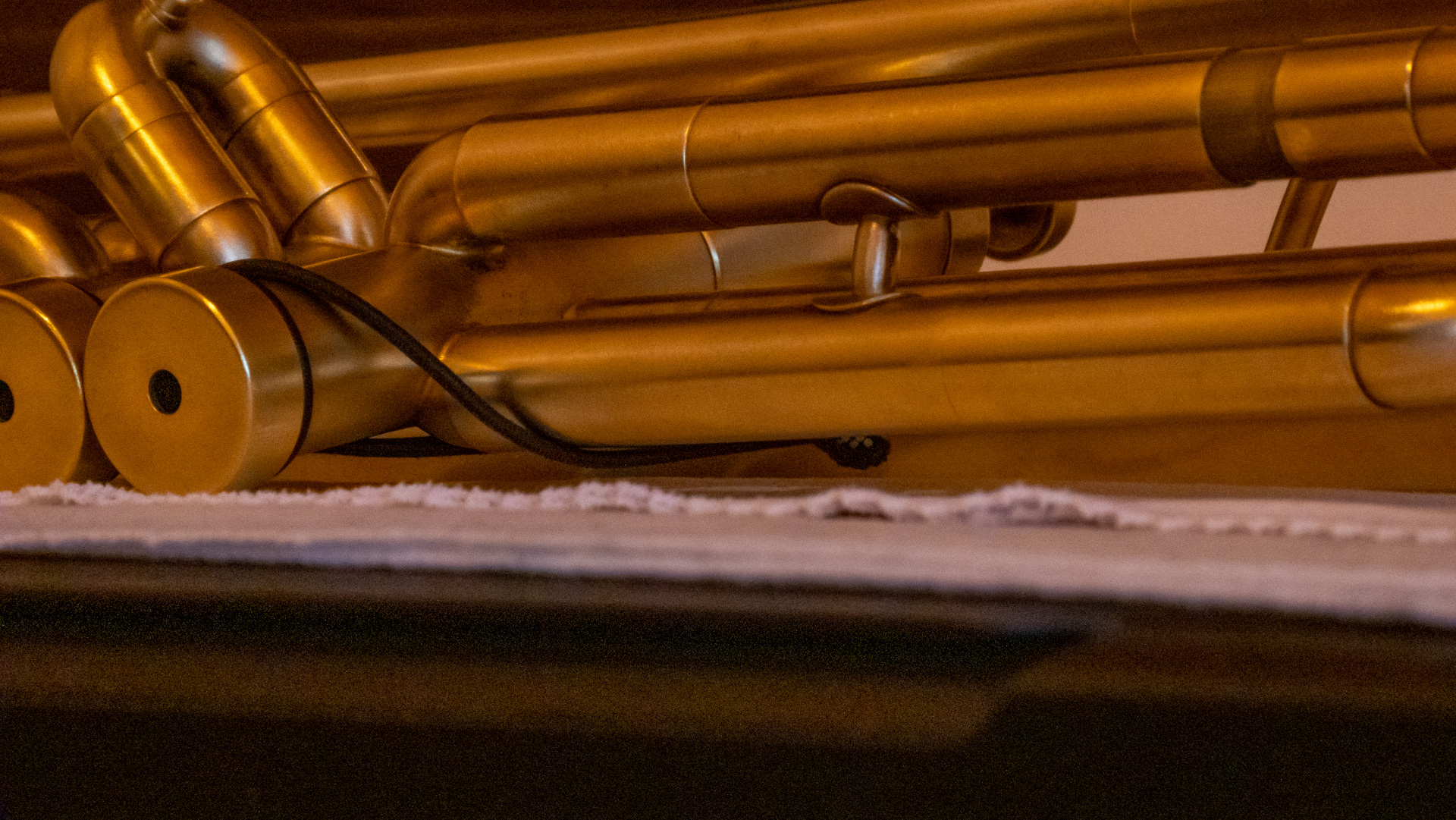 Detalle de las tuberías de una trompeta