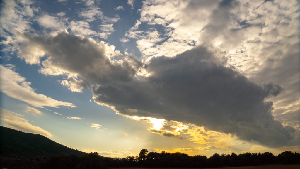 Llinars del Vallès: Un Cielo de Bronce y Promesas Llinars del Vallès: Un Cielo de Bronce y Promesas