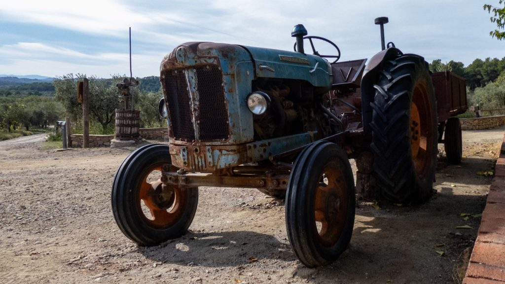 La Memoria Oxidada: Huellas del Trabajo en el Campo
