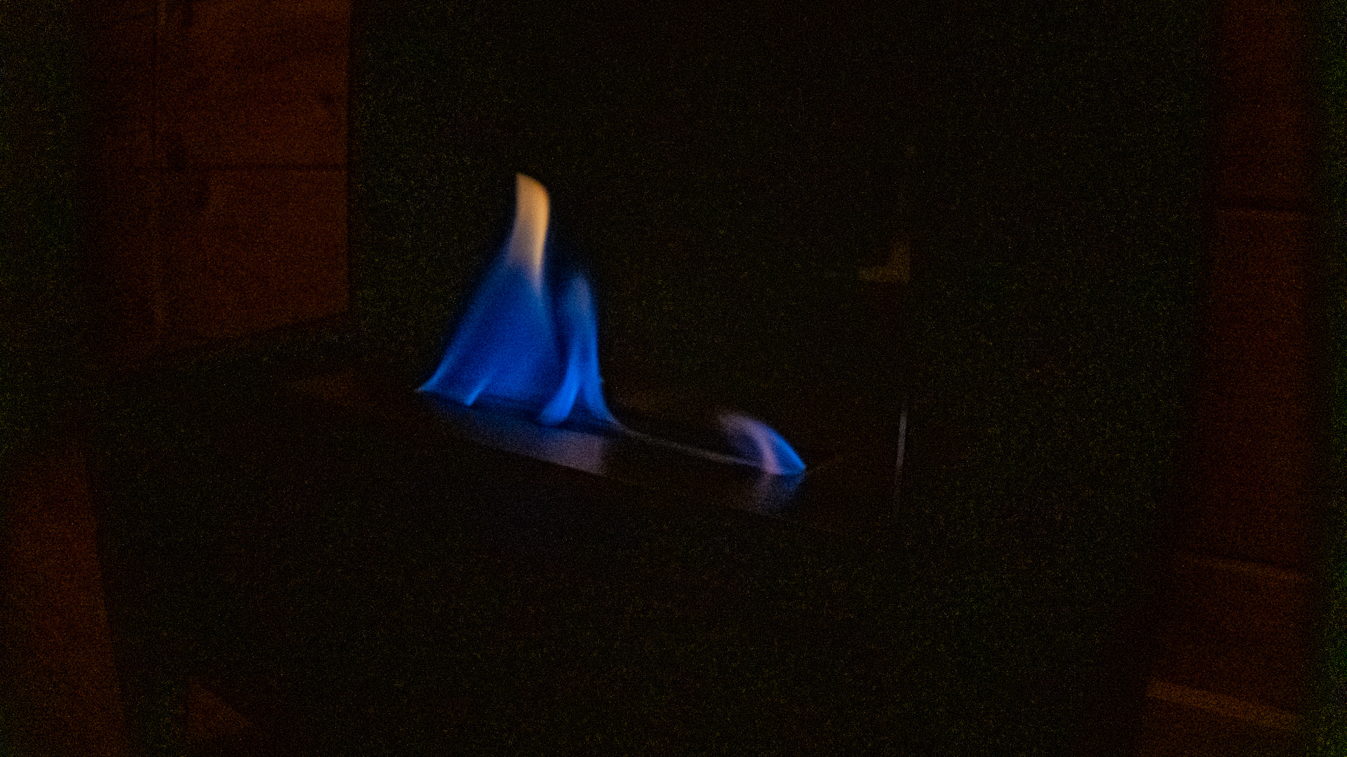 Fuego Frío: La Danza Silenciosa de la Llama Azul