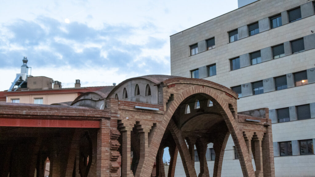 Diálogo de Épocas: El Celler Modernista de Sant Cugat Diálogo de Épocas: El Celler Modernista de Sant Cugat