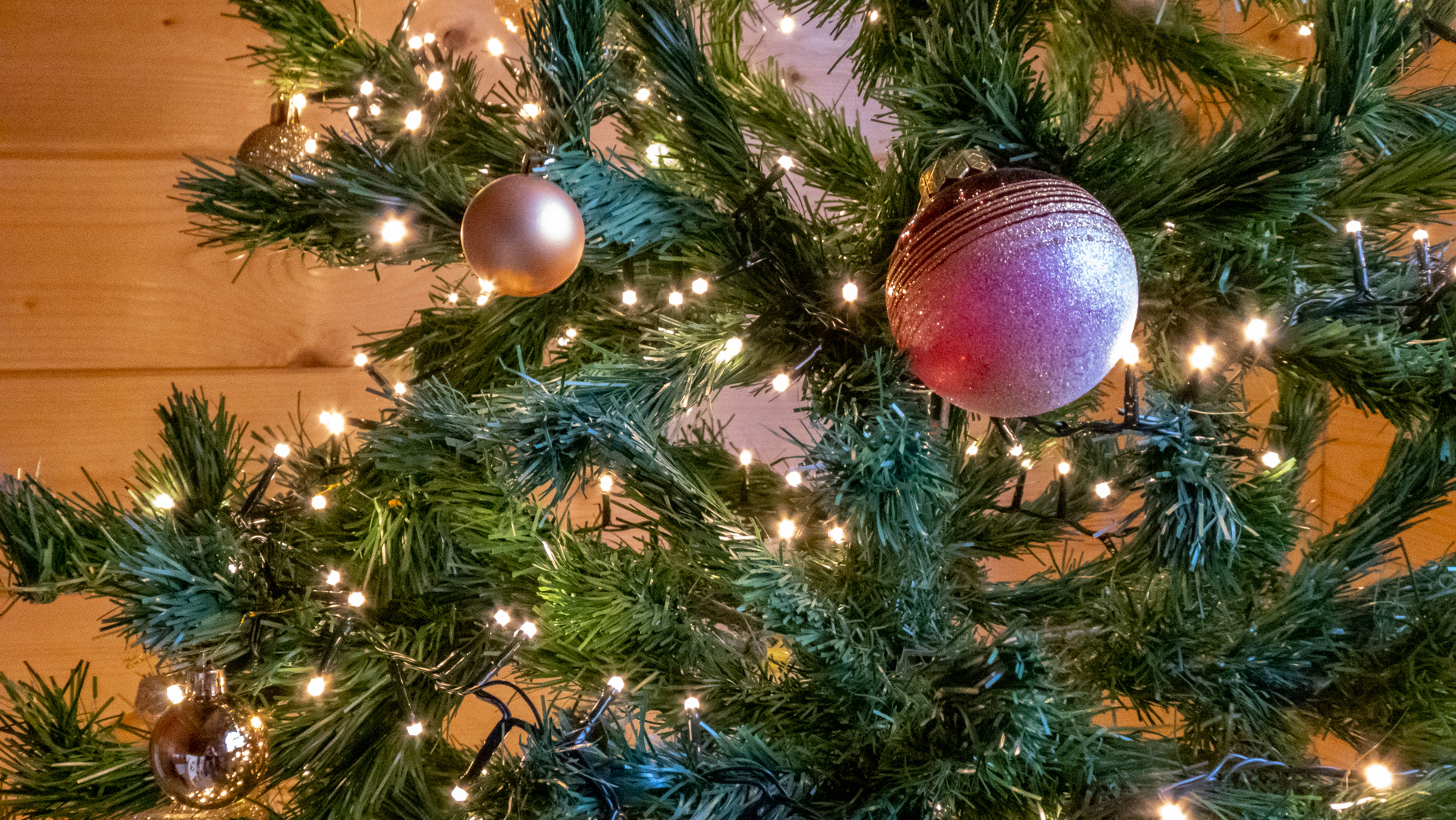 El Resplandor de la Navidad: Bokeh y Sueños Dorados