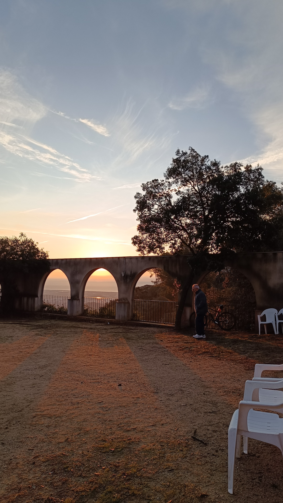 Arcos de Luz: El Encuadre del Horizonte