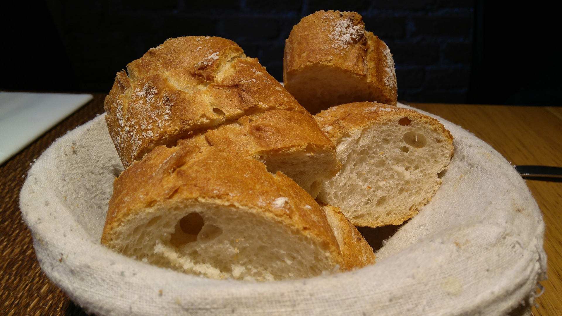 El Aroma de lo Auténtico: Pan Rústico en la Mesa