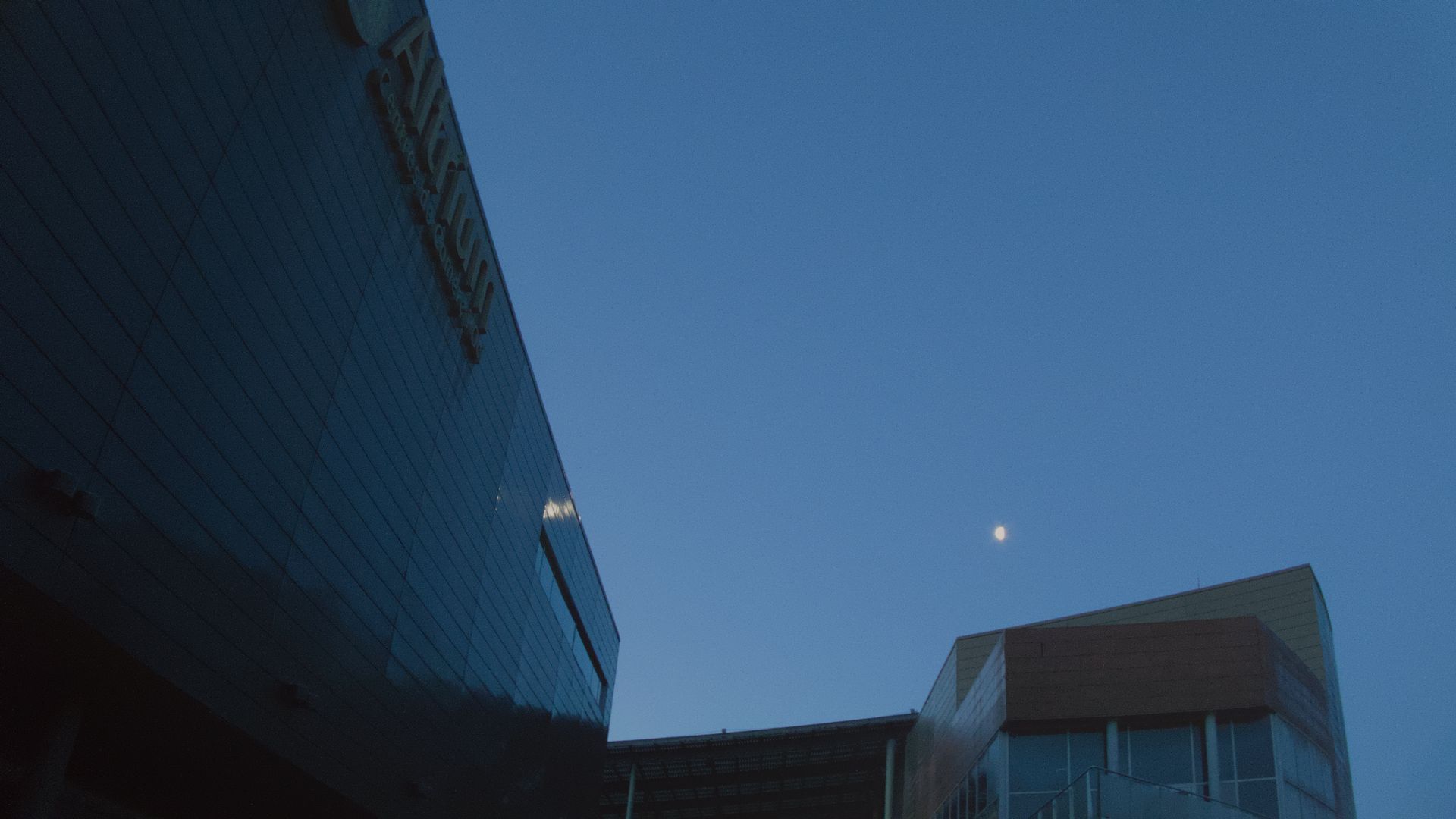 Luces de Alborada: La Luna sobre el Altrium