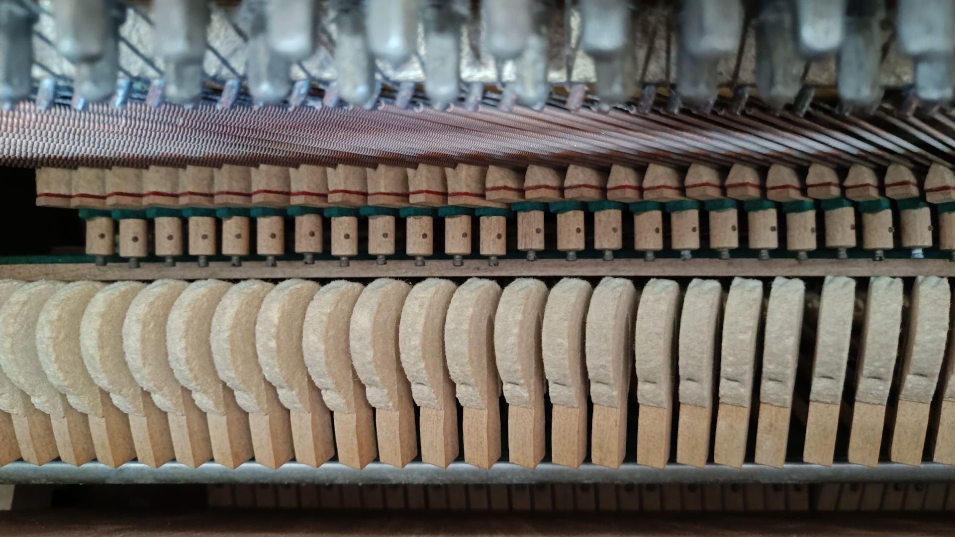 El Corazón del Piano: Martillos y Mecanismos