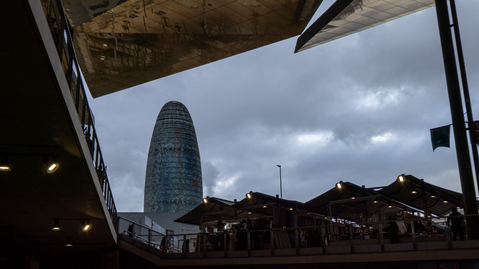 Reflejos y Curvas: La Torre Glòries desde Els Encants