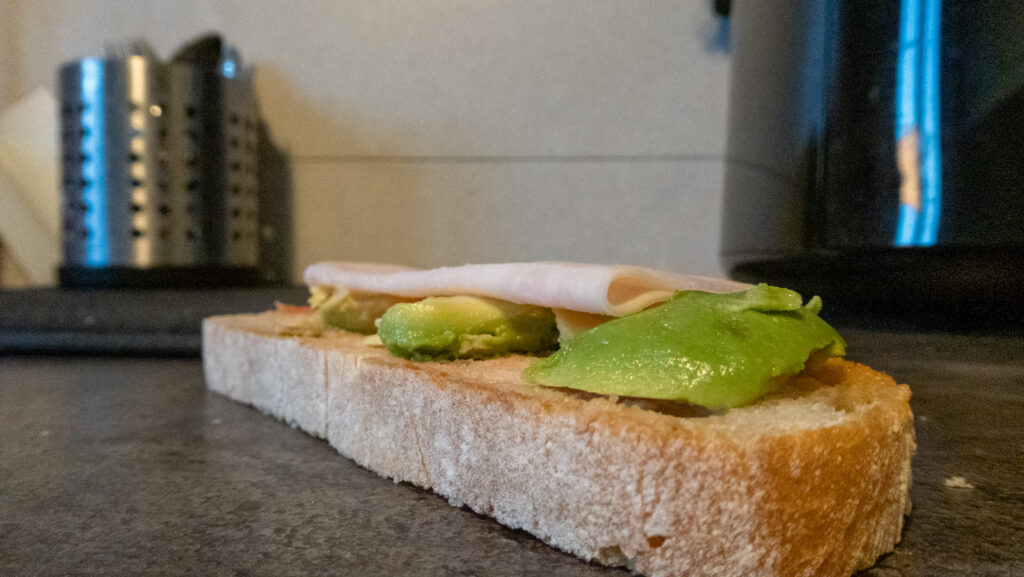 Pan aguacate jamón