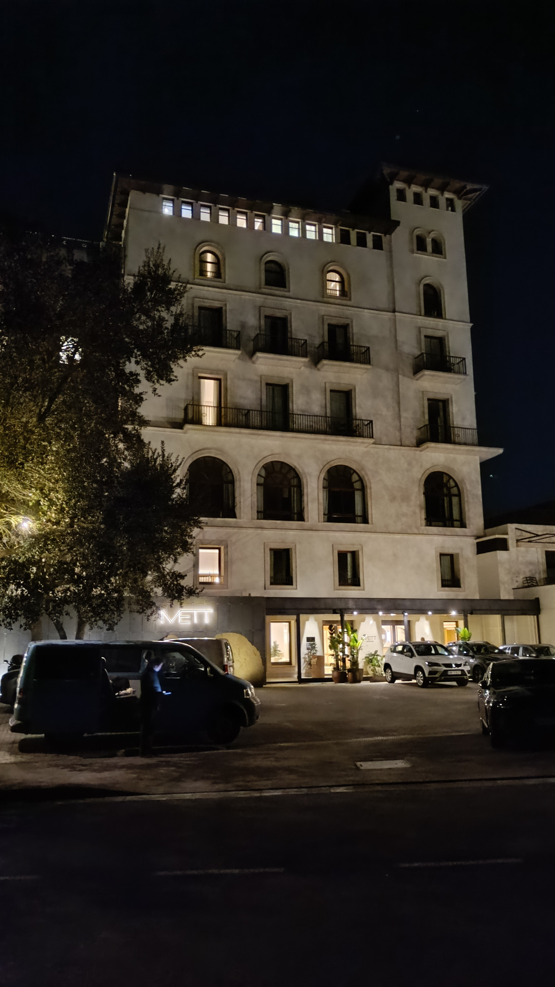 Nocturno en el Tibidabo: La Elegancia del Hotel Mett