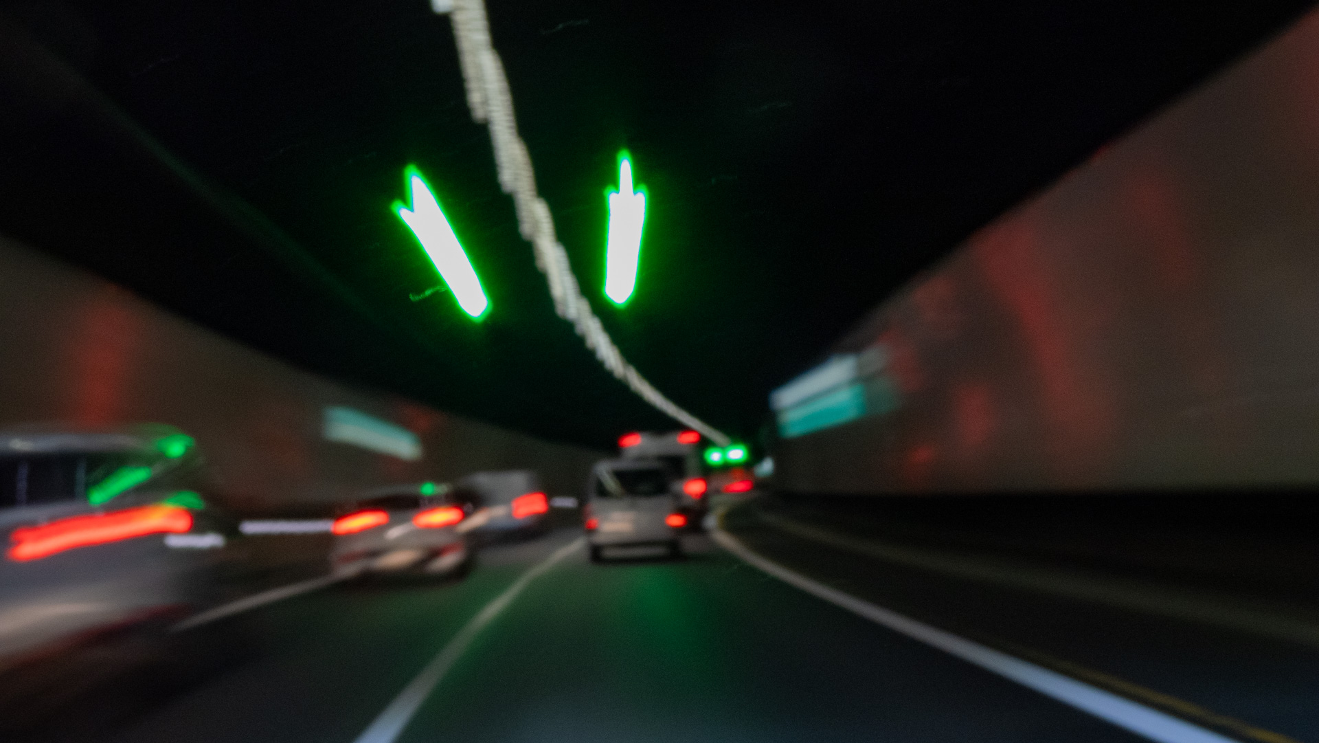 Estelas de Neón: Velocidad en el Túnel